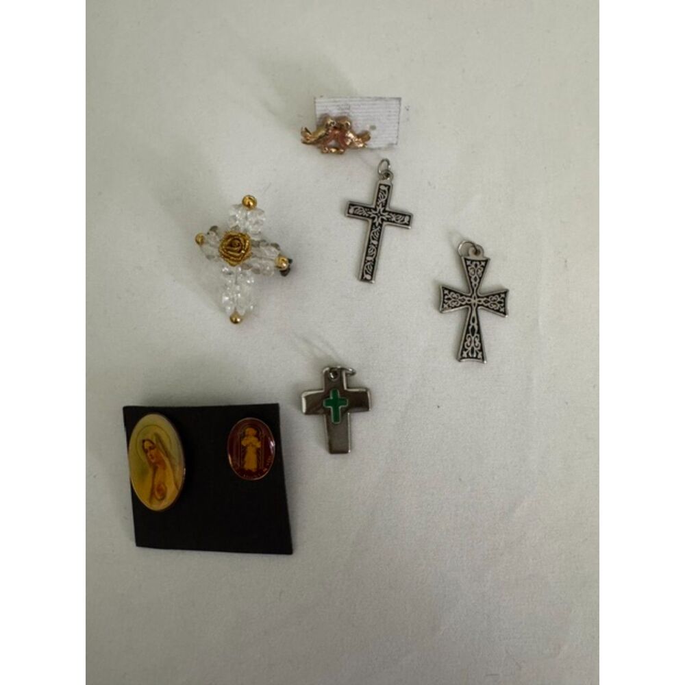 Religious pins and pendants lot.